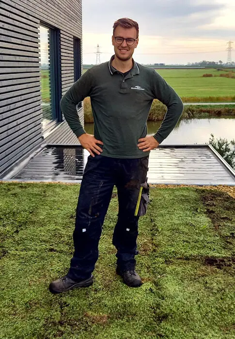 Medewerker van duurzaamdakherstel op een groendak