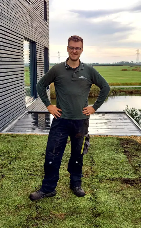 Medewerker duurzaamdakherstel op een nieuw aangelegd groendak