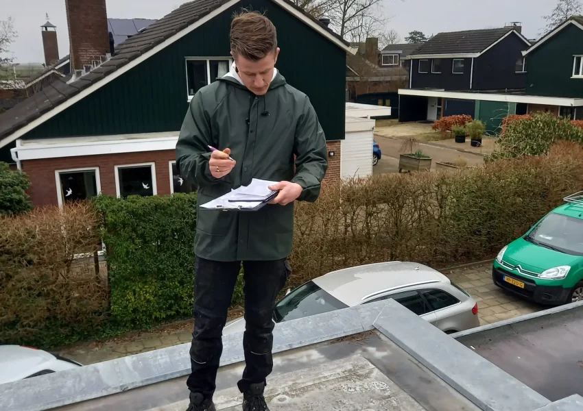 Dakinspectie door medewerker op een dak